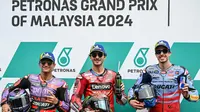 Pembalap Ducati Lenovo Team, Francesco Bagnaia (tengah) merayakan kemenangannya di posisi terdepan bersama pembalap Prima Pramac Racing, Jorge Martin (kiri) dan pembalap Gresini Racing MotoGP, Alex Marquez setelah sesi kualifikasi MotoGP Grand Prix Malaysia di Sirkuit Internasional Sepang, Sepang, 2 November 2024. (MOHD RASFAN/AFP)