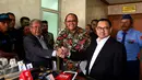 Kedua Wakil Ketua MKD, Hardi Soesilo (kiri), Junimart Girsang (Tengah) bersama Menteri Energi dan Sumber Daya Mineral (ESDM) Sudirman Said usai melakukan pertemuan, di Komplek Parlemen, Jakarta, Senin (16/11/2015). (Liputan6/JohanTallo)