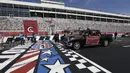Mahasiswa Cabarrus Early College of Technology mengendarai mobil saat menjalani wisuda di Charlotte Motor Speedway, Concord, North Carolina, Amerika Serikat, Jumat (12/6/2020). Ribuan mahasiswa Cabarrus Early College of Technology menjalani wisuda di arena NASCAR. (AP Photo/Gerry Broome)