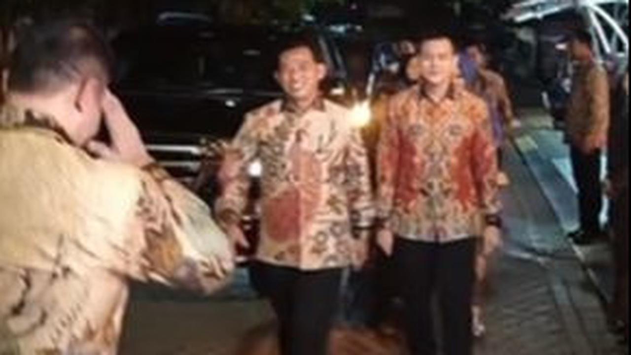 Iptu Hafiz datang bersama kedua orang tuanya beserta keluarga besar dan disambut hangat oleh Andika Perkasa dan Hetty Andika.
