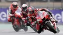 Pembalap Ducati Danilo Petrucci (kanan) memimpin balapan MotoGP Prancis 2020 di Le Mans, Prancis, Minggu (11/10/2020). Danilo Petrucci menjadi yang tercepat disusul Alex Marquez dan Pol Espargaro. (AP Photo/David Vincent)