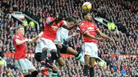 Striker Manchester United (MU), Marcus Rashford (benar) menyundul bola saat melawan Liverpool dalam pertandingan Liga Inggris di Old Trafford, Manchester, Inggris, Sabtu (10/3). Rashford membawa timnya menang 2-1. (AP Photo/Rui Vieira)