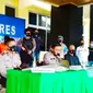 Konferensi pers mayat bocah dalam karung yang merupakan korban pembunuhan di Kabupaten Kuantan Singingi. (Liputan6.com/M Syukur)