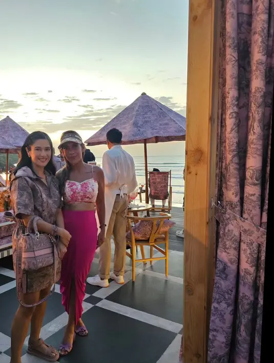 Dian Sastrowardoyo mengenakan Dior Hooded Short Dress dengan sandal dan Lady Dior [@therealdisastr]