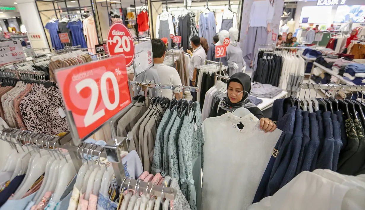 Pengunjung memilh baju untuk merayakan Hari Raya Idul Fitri di Lippo Mall Puri, Jakarta, Jumat (24/5/2019). Untuk menarik pengunjung dalam rangka Festival Jakarta Great Sale, berbagai diskon ditawarkan dari pukul 20.00 hingga 00.00 dalam Midsummer Night Sale. (Liputan6.com/Fery Pradolo)