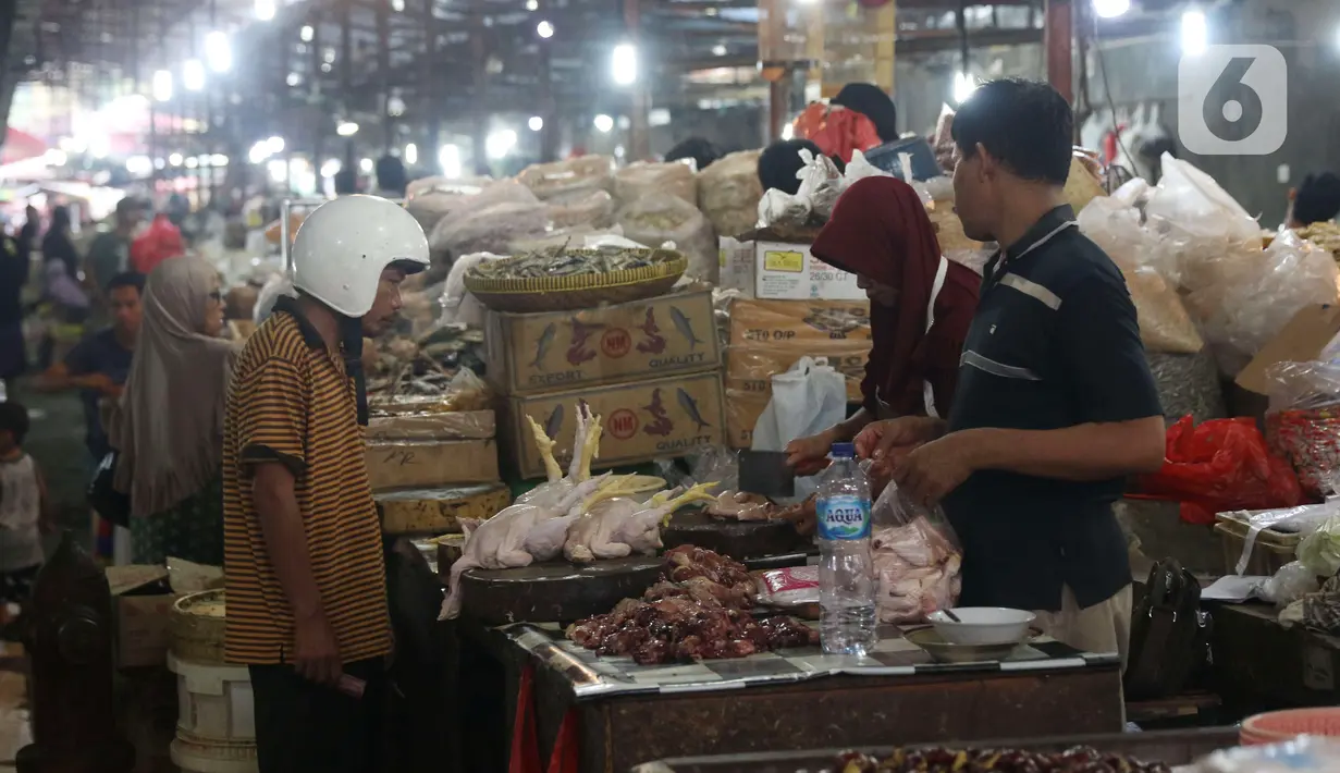 Pedagang daging ayam melayani pembeli di pasar Kebayoran Lama, Jakarta, Senin (2/12/2019). Badan Pusat Statistik (BPS) mencatat angka inflasi sepanjang Januari-November 2019 sebesar 2,37 persen, lebih kecil ketimbang periode yang sama tahun lalu sebesar 2,50 persen. (Liputan6.com/Angga Yuniar)