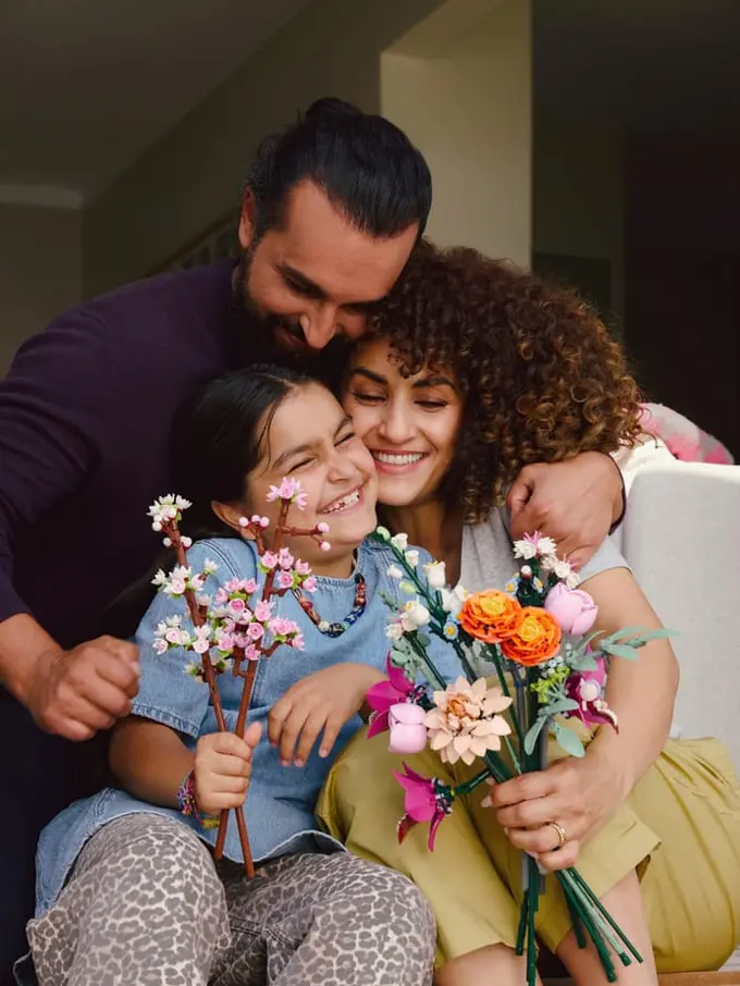 Ilustrasi perayaan penuh cinta/The LEGO Group