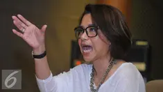 Ruth Sahanaya saat melatih peserta jelang final Toracino Cool Expression di Studio Abbe, Jakarta, Jumat (3/6/2016). Tiga finalis Toracino Cool Expression mendapat coaching clinic bersama Ruth Sahanaya. (Liputan6.com/Gempur M Surya)