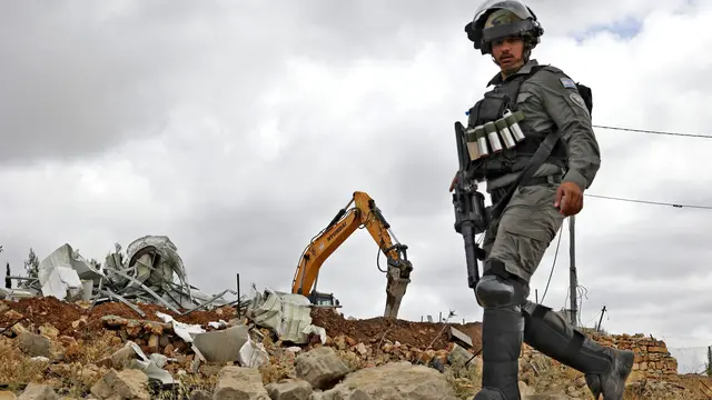 Pasukan Israel menghancurkan bangunan warga Palestina di daerah Wadi Muhaisen, utara kota Hebron. (AFP)
