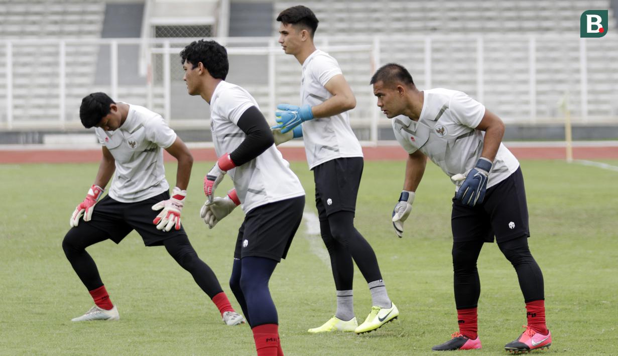 Kiper Timnas Indonesia melakukan pemanasan saat sesi latihan di Stadion Madya, Jakarta, Selasa, (18/2/2020). Untuk meningkatkan performa kiper, Shin Tae-yong menambah porsi waktu latihan. (Bola.com/M Iqbal Ichsan)