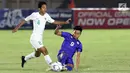 Pemain tengah Timnas Indonesia U-16, Resa Aditya Nugraha (kiri) berebut bola dengan pemain Filipina U-16, Uriel Dalapo pada kualifikasi Piala AFC U-16 2020 Grup G di Stadion Madya Gelora Bung Karno, Jakarta, Senin (16/9/2019). Indonesia U-16 unggul 4-0. (Liputan6.com/Helmi Fithriansyah)