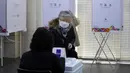 Seorang pemilih memberikan suara pada pemilihan presiden di TPS lokal di Seoul, Korea Selatan, Rabu (9/3/2022). Korea Selatan mulai pemilihan presiden dengan mempertarungkan Lee Jae-myung yang berhaluan liberal dan Yoon Suk-yeol dari kubu konservatif. (AP Photo/Lee Jin-man)