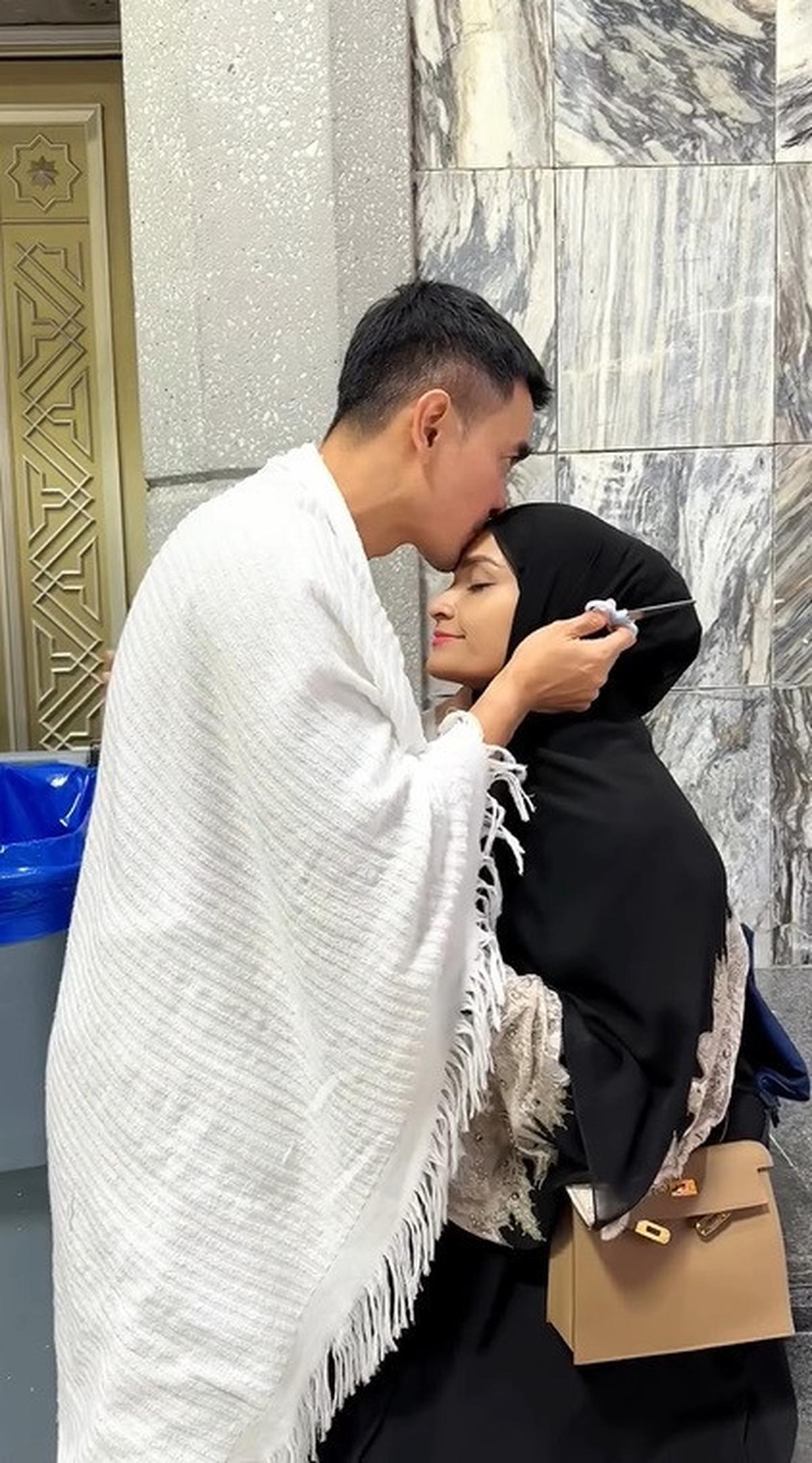 Potret Putri Zulhas Jalani Umroh dengan Zumi Zola Usai Resmi Menikah