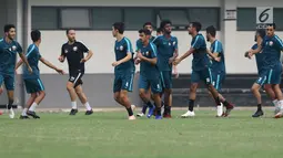 Pemain Timnas Qatar U-19 melakukan pemanasan jelang latihan di Lapangan A Kompleks GBK, Jakarta, Rabu (17/10). Timnas Qatar tergabuing di Grup A Piala AFC U-19 bersama Indonesia dan Chinese Taipei serta Uni Emirat Arab. (Liputan6.com/Helmi Fithriansyah)
