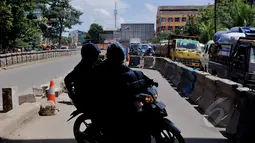Pengendara sepeda motor memutar arah di Jalan Raya Cipulir, Jakarta, Kamis (30/4/2015). Pembangunan jalan layang terpanjang Tendean-Ciledug (9,3 kilometer) untuk transjakarta Koridor XIII berimbas pada kemacetan panjang . (Liputan6.com/Andrian M Tunay)