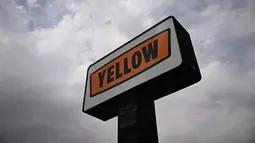 Setelah bertahun-tahun mengalami kesulitan keuangan, laporan bahwa Yellow sedang bersiap-siap menghadapi kebangkrutan muncul minggu lalu - karena perusahaan truk yang berbasis di Nashville, Tennessee, ini melihat para pelanggannya pergi dalam jumlah besar. (Patrick T. Fallon / AFP)