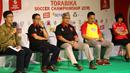 CEO EMTEK Group Sutanto Hartono (kiri) memberikan keterangan saat konferensi pers musim kedua Torabika Soccer Championship 2016, Jakarta, Rabu (31/8). (Liputan6.com/Fery Pradolo)