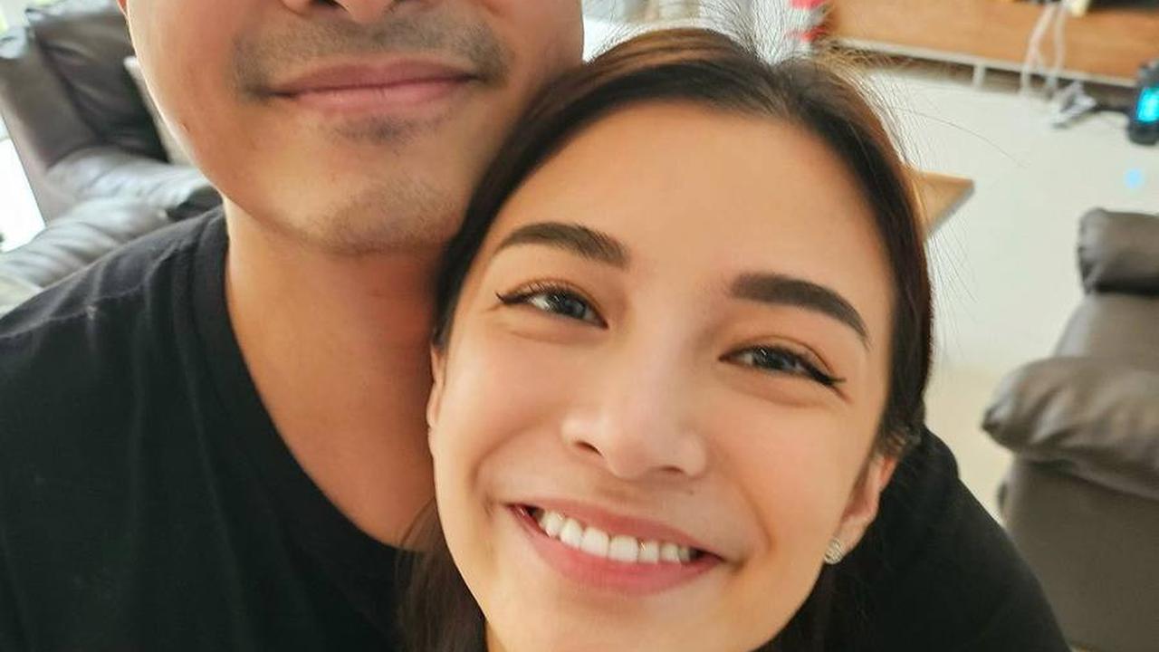 Perhatikan dengan seksama potret selfie mereka; senyuman Chelsea penuh keyakinan dengan gigi yang baru.