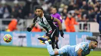 Striker Newcastle United, Callum Wilson, mencoba melepaskan diri dari kawalan Riyad Mahrez (Manchester City) saat kedua tim bertanding dalam lanjutan Liga Inggris 2021/2022. (Owen Humphreys/PA via AP)