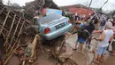 Warga menyaksikan mobil yang rusak usai banjir bandang melanda Kampung Cibuntu, Desa Pasawahan, Kecamatan Cicurug, Sukabumi, Jawa Barat, Selasa (22/9/2020). Data sementara puluhan bangunan rusak berat, 12 rumah hanyut, dan dua korban hilang masih dicari. (merdeka.com/Arie Basuki)