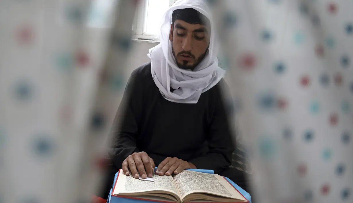 Seorang Muslim membaca Alquran saat Itikaf di masjid di Kabul, Afghanistan, Selasa (4/5/2021). Selama sepuluh hari terakhir Ramadhan, umat Muslim melakukan Itikaf dengan berzikir, berdoa dan sholat sunnah untuk menantikan malam Lailatul Qadar. (AP Photo/Rahmat Gul)