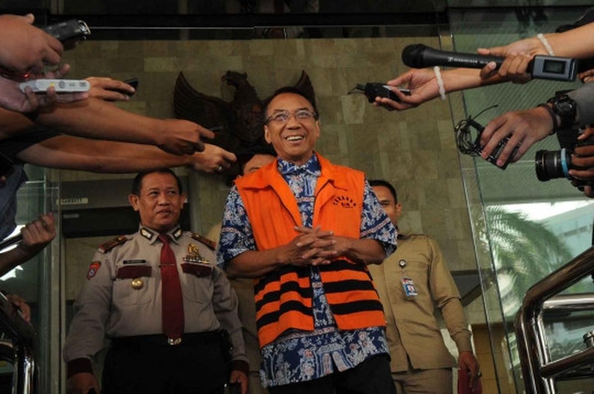 Usai diperiksa KPK, Jero Wacik umbar senyuman