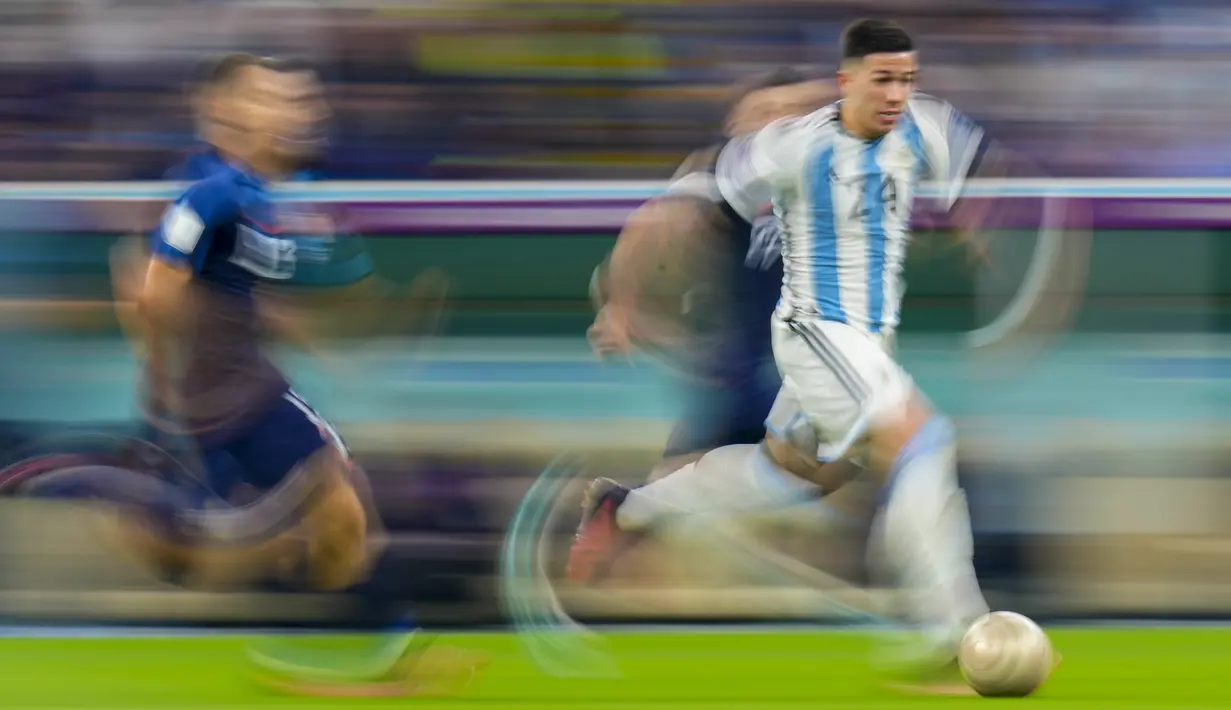 <p>Gelandang Argentina, Enzo Fernandez berlari dengan bola saat bertanding melawan Kroasia pada pertandingan semifinal Piala Dunia 2022 di Stadion Lusail di Lusail, Qatar, Rabu (14/12/2022). Argentina berhasil lolos ke final setelah menang telak atas Kroasia dengan skor 3-0. (AP Photo/Petr David Josek)</p>
