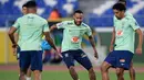 Pemain depan Brasil, Neymar (tengah) dan bek Marquinhos (kanan), mengambil bagian dalam sesi latihan menjelang Kualifikasi Piala Dunia 2026, di stadion Mangueirao di Belem, Rabu (6/9/2023). (Photo by CARL DE SOUZA / AFP)