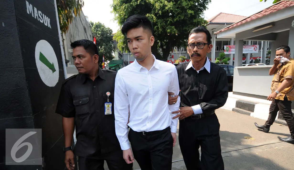 Petugas PN Jakarta Selatan mengawal Terdakwa kasus kecelakaan maut Pondok Indah, Christopher Daniel Syarief usai sidang putusan di PN Jakarta Selatan, Kamis (27/8/2015). Christopher divonis hukuman 1 tahun 6 bulan. (Liputan6.com/Helmi Fithriansyah)