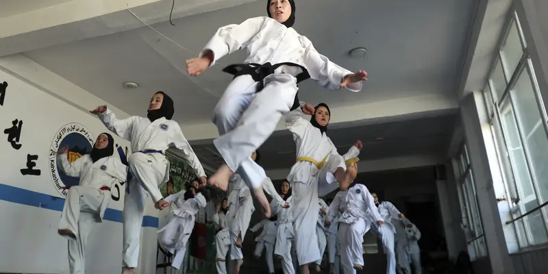 Berlatih Taekwondo untuk Pertahanan Para Gadis Afghanistan