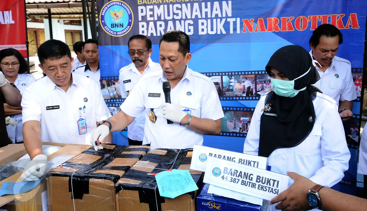 Kepala BNN, Budi Waseso (tengah) memberi keterangan jelang pemusnahan barang bukti narkotika di halaman kantor BNN, Jakarta, Kamis (9/3). Narkotika yang dimusnahkan hasil pengungkapan empat kasus berbeda. (Liputan6.com/Helmi Fithriansyah)