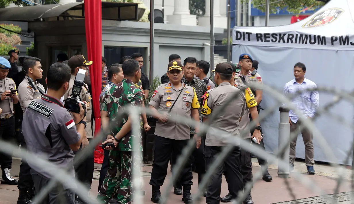 Kapolda Metro Jaya Irjen Pol Gatot Eddy Pramono (tengah) bersama Kapolres Jakarta Pusat Kombes Pol Harry Kurniawan meninjau situasi dan kondisi pengamanan sekitar gedung Mahkamah Konstitusi, Jakarta, Jumat (14/6/2019). (Liputan6.com/Helmi Fithriansyah)