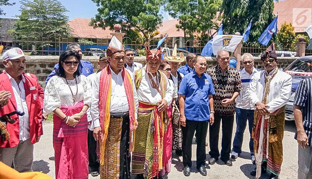Cagub dan Cawagub NTT Benny K Harman dan Benny Litelnoni disambut masyrakat saat mengikuti Ritual Potong Kerbau, di tanah Sumba Daya Barat, Rabu (7/2). Pasangan ini didukung diusung Partai Demorkat, PKS, dan PKPI. (Liputan6.com/Pool/Dodi)