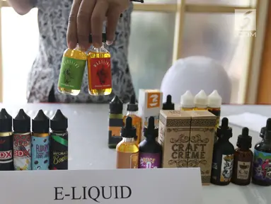 Liquid vape diperlihatkan saat pemberian izin perdana berupa NPPBKC, Jakarta, Rabu (18/7). Di dalam aturan yang berlaku 1 Juli 2018, liquid vape yang merupakan hasil pengolahan tembakau lainnya (HPTL) dikenakan tarif cukai 57%. (Liputan6.com/Angga Yuniar)