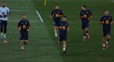 (Dari kiri) Pemain Spanyol Robert Sanchez, Nacho Fernandez, Dani Carvajal, Jose Gaya, Borja Iglesias dan Joselu Mato menghadiri sesi latihan tim nasional (timnas) Spanyol menjelang pertandingan kualifikasi Euro 2024 melawan Norwegia dan Skotlandia, di fasilitas latihan Ciudad del Futbol di Las Rozas de Madrid, Senin (20/3/2023). (Photo by Pierre-Philippe Marcou / AFP)