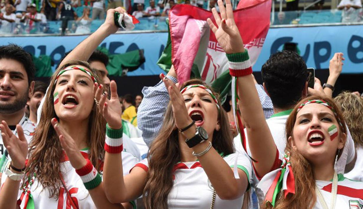 Sekumpulan wanita cantik Iran bersorak-sorak mendukung tim kesayangannya berlaga melawan Bosnia-Hercegovina di the Fonte Nova Aren pada 25 Juni 2014 (AFP PHOTO/JAVIER SORIANO)