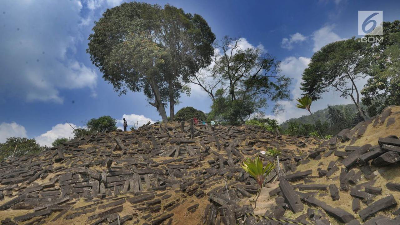 Makalah tersebut menyatakan Gunung Padang "dipahat dengan cermat" menjadi bentuknya saat ini antara 25.000 dan 14.000 tahun lalu, bukan terbentuk secara alami.