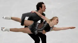 Pasangan atlet Figure Skating asal Kanada, Julianne Seguin dan Charlie Bilodeau tampil menunjukkan gerakan selama bersaing pada Figure Skating World Championships di Assago, dekat Milan, Rabu (21/3). (AP Photo/Luca Bruno)