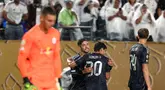 Gelandang Real Madrid asal Uruguay, Federico Valverde (kedua dari kiri) merayakan gol kedua timnya saat babak penyisihan Grup H Piala Dunia Antarklub 2025 melawan FC Salzburg di Stadion Lincoln Financial Field, Philadelphia, Amerika Serikat, pada 26 Juni 2025 waktu setempat atau Jumat (27/6/2025) pagi WIB. (FRANCK FIFE/AFP)