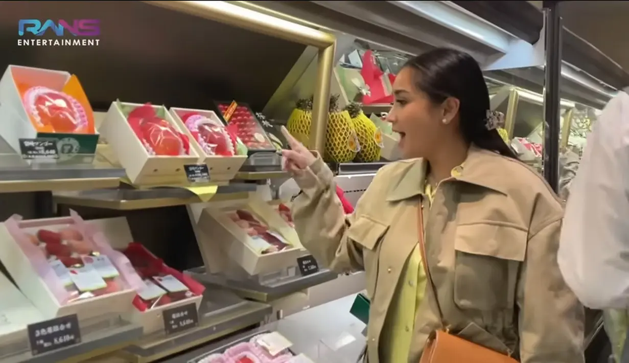 “Hah mangganya 18 ribu, hah satu piece? Mangga dua juta?,” kata Gigi dengan wajah kaget seperti dilansir dari kanal Youtube-nya.  [Youtube/Rans Entertainment]
