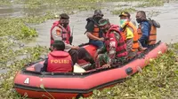 Petugas gabungan mencari korban perahu yang terbalik di Bengawan Solo Tuban. (Ahmad Adirin/Liputan6.com)