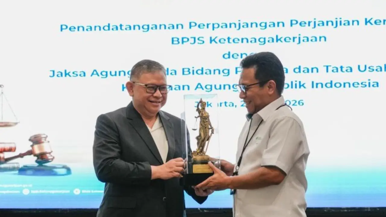 Penyerahan cenderamata usai penandatanganan Perpanjangan Perjanjian Kerja Sama (PKS) antara BPJS Ketenagakerjaan dengan Jaksa Agung Muda Bidang Perdata dan Tata Usaha Negara (JAMDATUN) Kejaksaan Agung Republik Indonesia di Jakarta, Senin (20/7) (Istimewa)