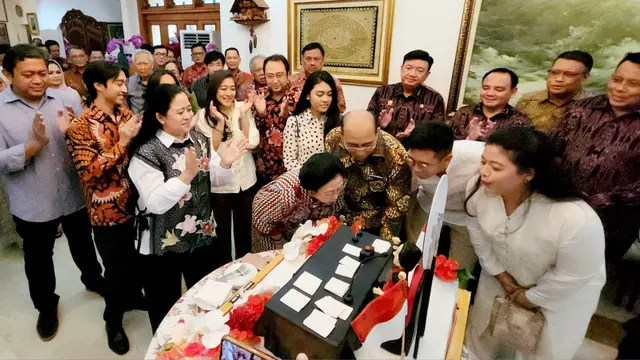 Perayaan ulang tahun ke-76 Ketua Umum DPP PDI Perjuangan Megawati Soekarnoputri berlangsung secara sederhana di kediamannya di Jalan Teuku Umar, Menteng, Jakarta Pusat, Senin (23/1/2023).