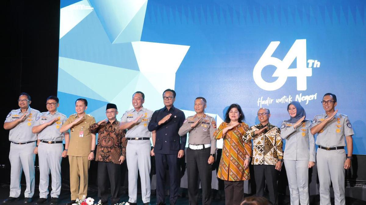 Dirjen Bina Keuangan Daerah Kemendagri Terima Penghargaan Sebagai Pembina Samsat Nasional di HUT Jasa Raharja ke-64