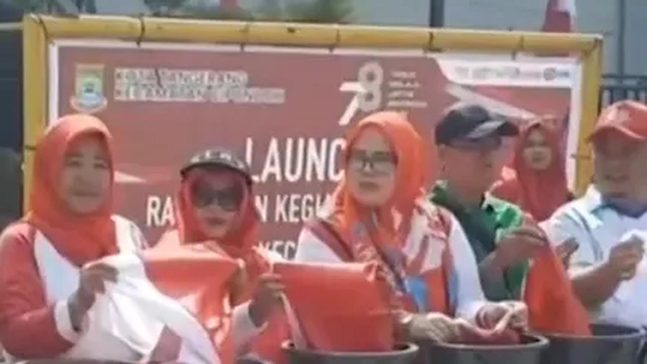 Cuci Bendera di Ember Jadi Tradisi Warga Cipondoh Sambut HUT RI, Ini Maknanya