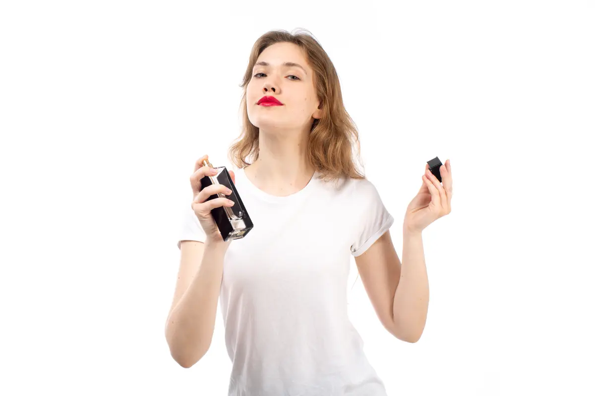 Floral, Fruity, atau Woody? Ini Aroma Parfum yang Pas Buat Si Social Butterfly (photo by freepik.com)