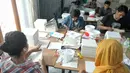 Sejumlah pekerja menyelesaikan pembuatan buku dongeng Rabbit Hole, di kawasan Kemang, Jakarta Selatan, Selasa (11/10). Rabbit Hole hingga kini fokus menerbitkan buku massal yang tetap diproduksi dan didistribusikan sendiri. (Liputan6.com/Yoppy Renato)