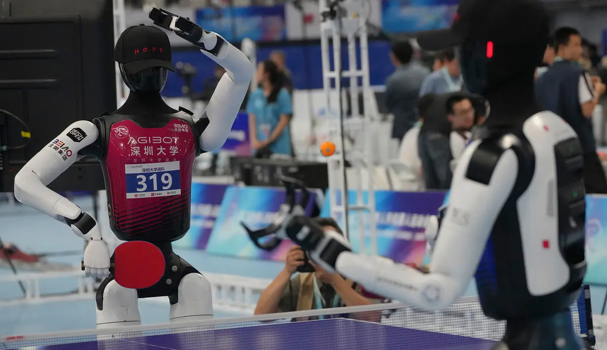 Robot-robot bertanding dalam lomba tenis meja  saat upacara pembukaan World Humanoid Robot Games di Beijing, Sabtu, 22 Agustus 2026. (Foto AP/Achmad Ibrahim)