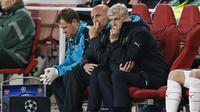 ENGGAN - Pelatih Arsenal, Arsene Wenger, enggan menyalahkan kiper David Ospina yang melakukan blunder di pertandingan Liga Champions kontra Olympiakos, Rabu (30/9/2015) dini hari WIB. (Reuters / Stefan Wermuth)