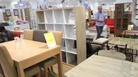 Pengunjung memperhatikan beragam furniture bergaya minimalis di gerai JYSK Indonesia di Bellevue Mall, Depok, Jawa Barat, Senin (19/11). JYSK menawarkan pengalaman berbelanja full service. (Merdeka.com/Arie Basuki)